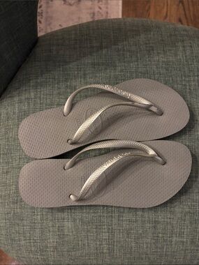 Havaianas Slim Flip Flops in Silver and Light Gray Women’s 6 EUC